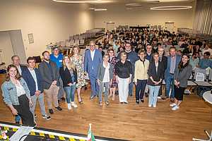 Verantwortliche in der Aula der Schule